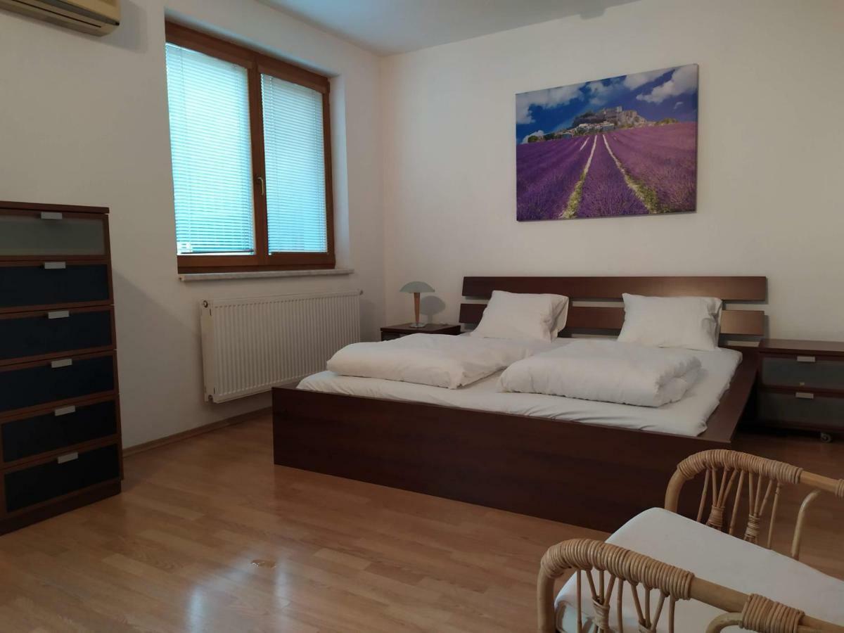 ברטיסלאבה Kate & Jenny - Two-Level Apartment In The Old Town מראה חיצוני תמונה
